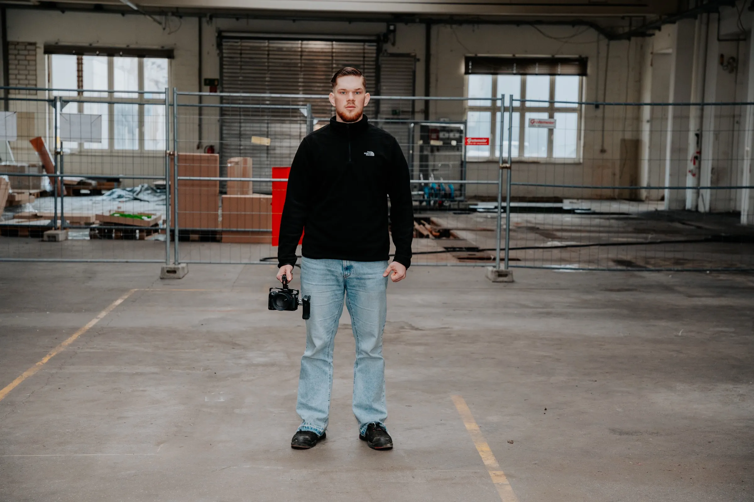 Weite Aufnahme der Werkshalle, David Schulz steht klein in der Mitte des Raums.